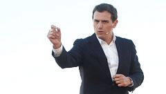 Albert Rivera ofrece al PP formar gobierno para "echar a Sánchez" y Casado cree que llega tarde