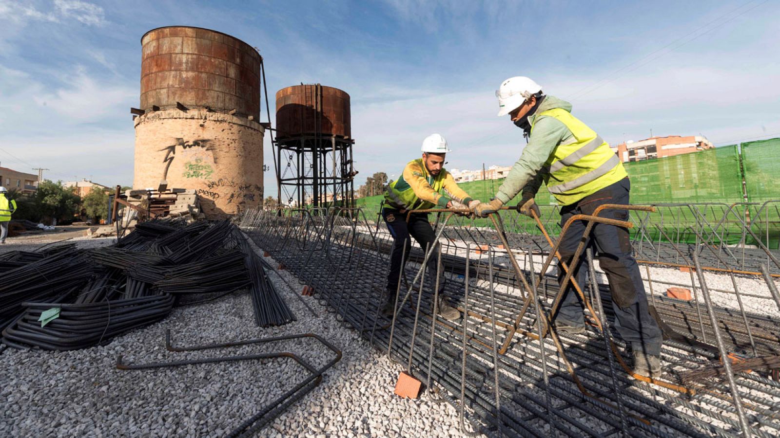 Unos operarios realizan obras en unas vías de tren