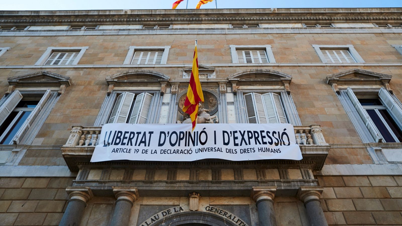 Torra cuelga otra pancarta por la libertad de expresión en la fachada de la Generalitat