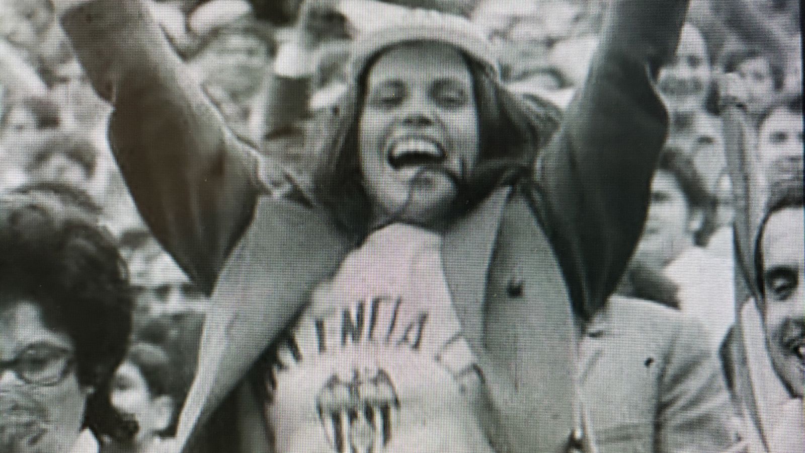 Una aficionada del Valencia C.F celebra el título de Liga de 1971 ganado por su equipo en el estadio de Sarriá (Barcelona)