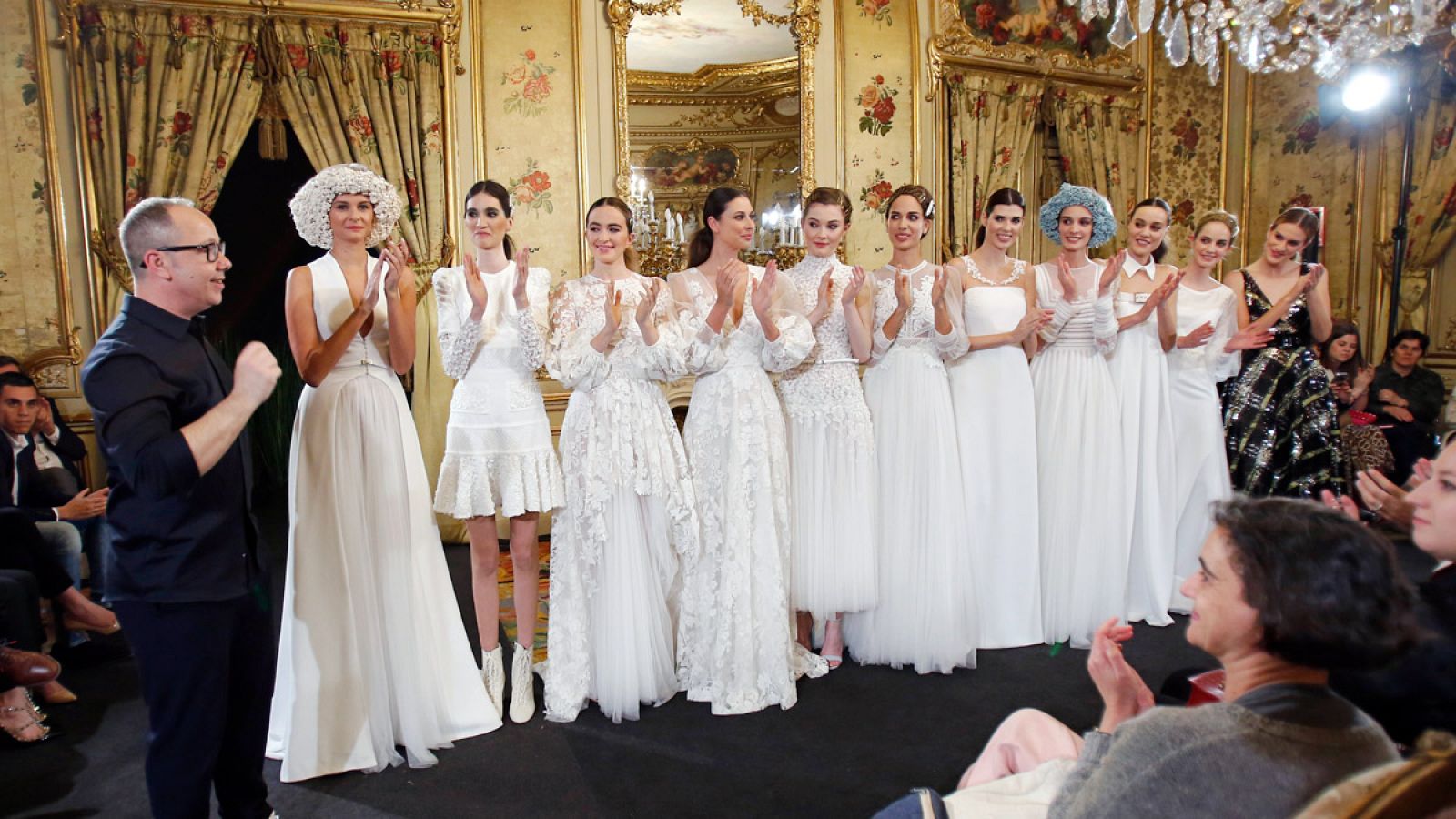 Desfile de Santos Costura