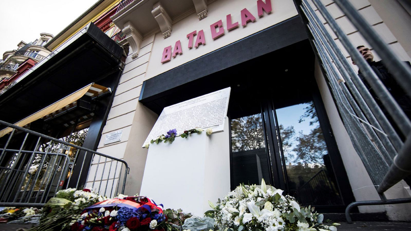 Vista de la placa conmemorativa de los atentados yihadistas en la sala de espectáculos Bataclán de París