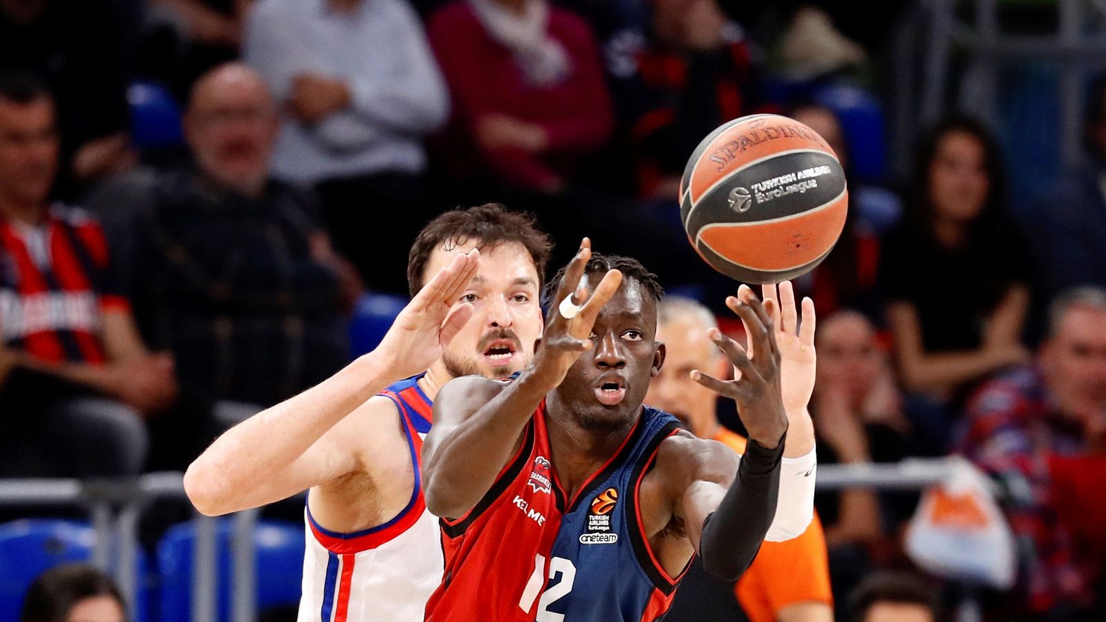 El Baskonia cae con el Efes y se la jugará en Moscú