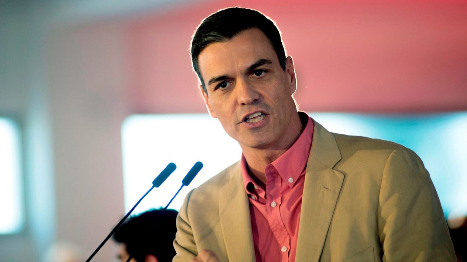 Sánchez advierte de la "derecha de las tres siglas" y Casado le acusa de vender España "a trozos" a los separatistas