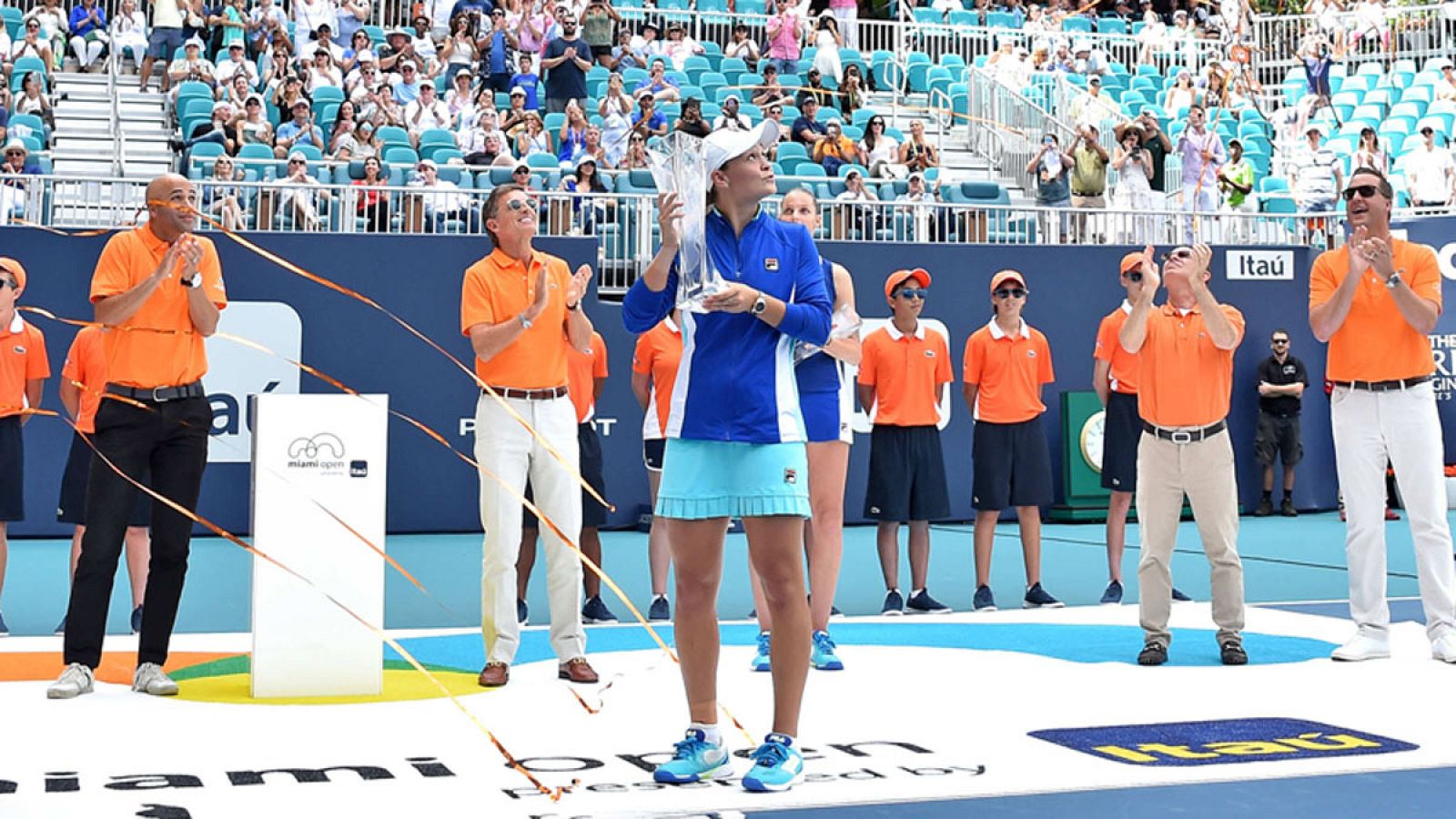 La joven Bardy sostiene el trofeo de campeona en Miami