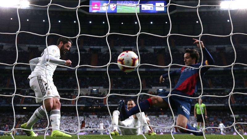 El Real Madrid juega con fuego ante el Huesca pero Benzema lo salva de la quema
