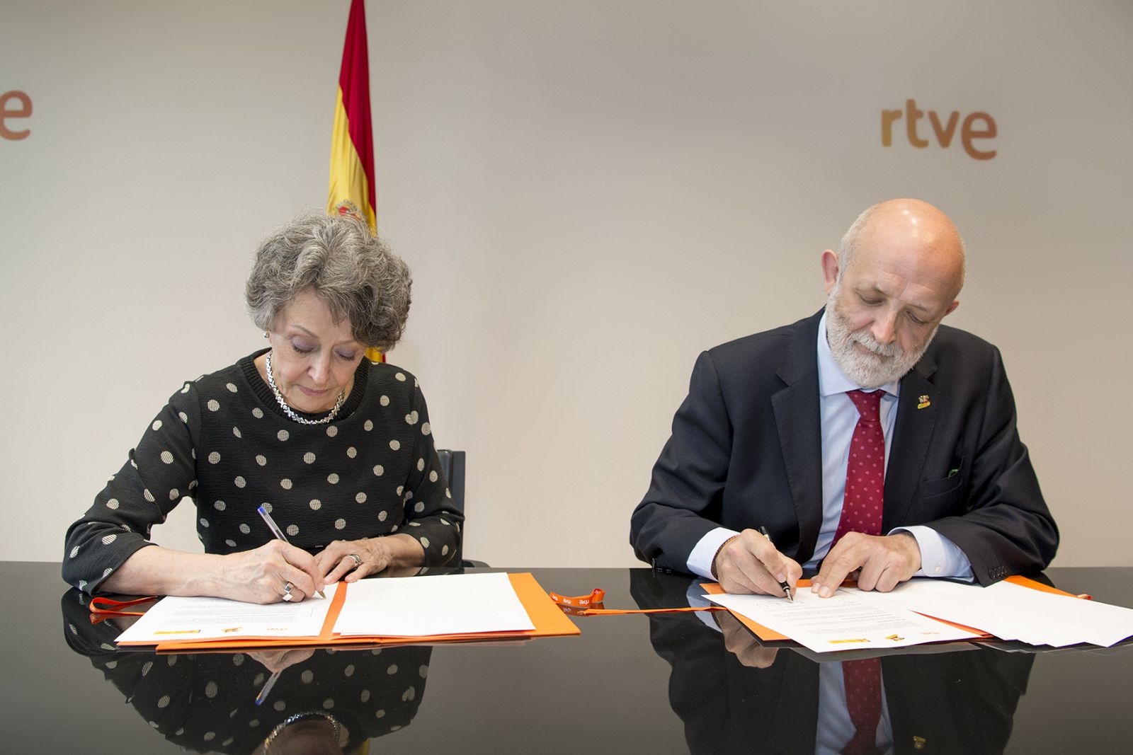 La administradora única de RTVE y el director general de la Guardia Civil firmado el acuerdo