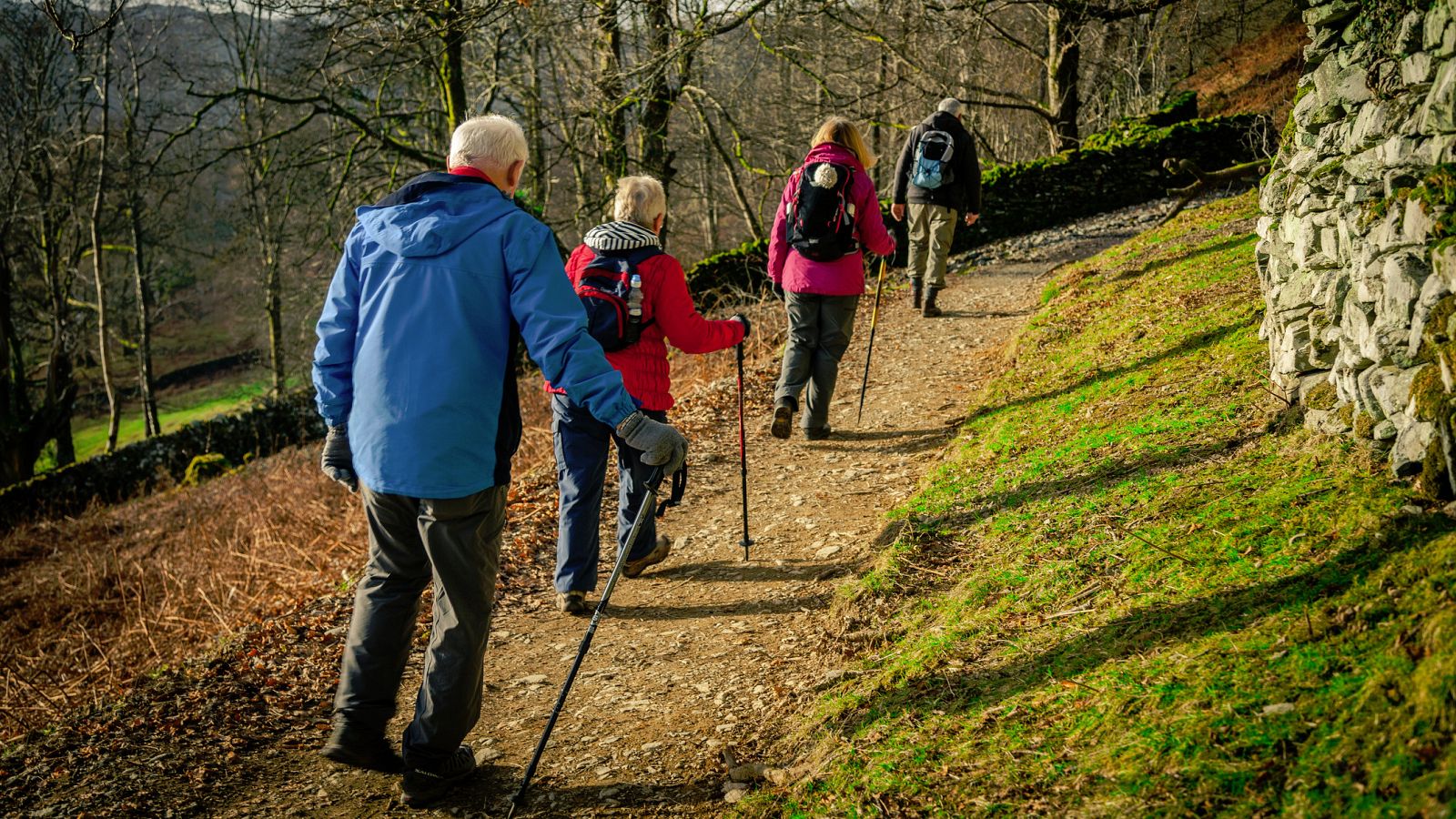 Los expertos recomiendan caminar durante sesenta minutos semanales "como si se llegara tarde a una cita o a subirse a un tren".