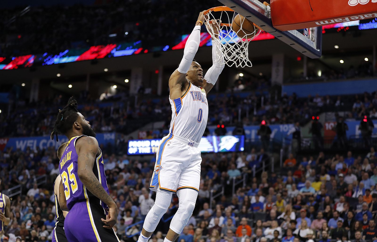 Westbrook hace un mate ante los Lakers