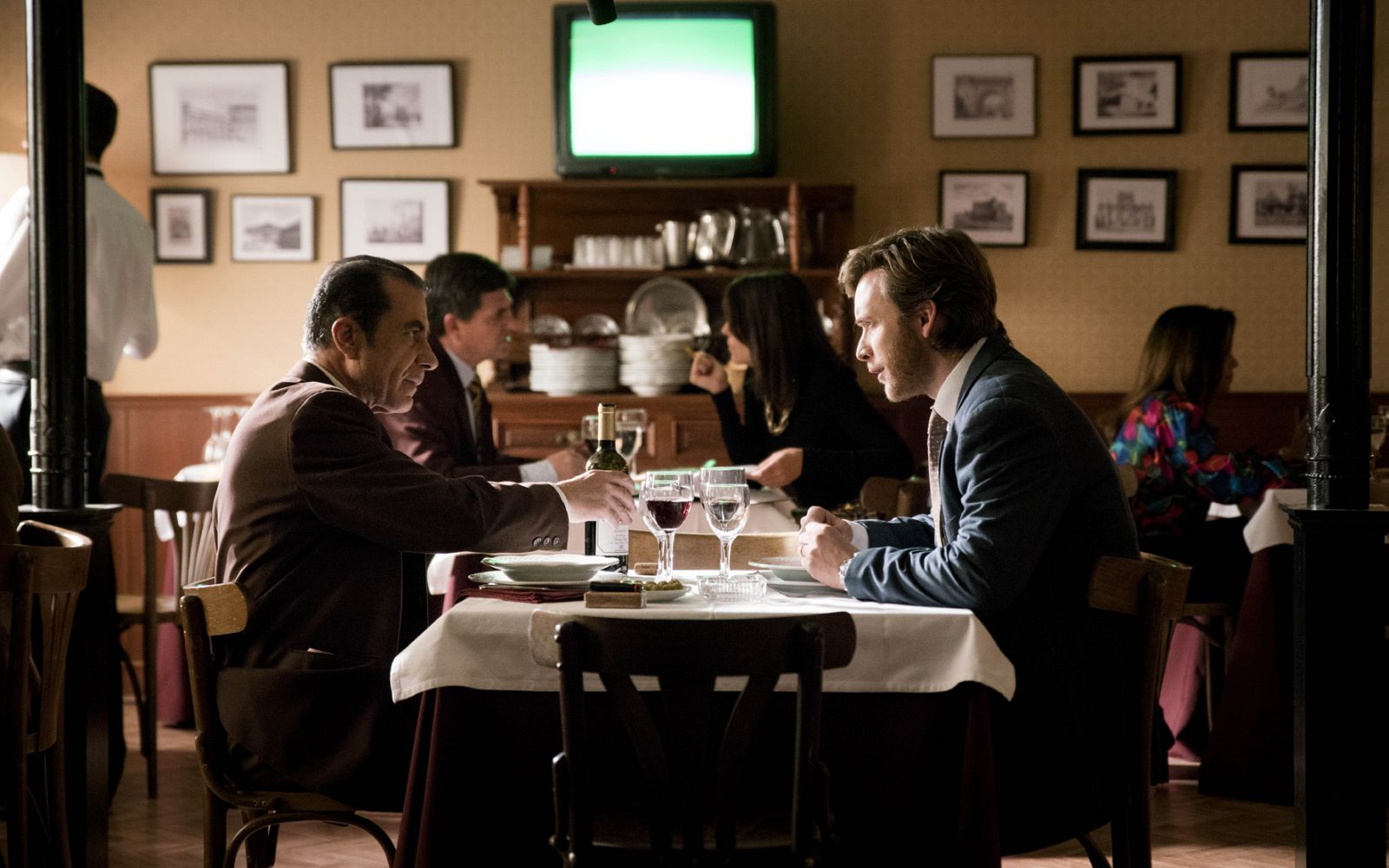 Toni recibe una tentadora oferta laboral