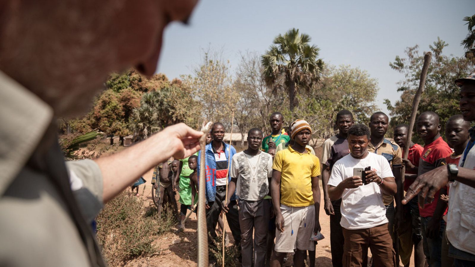 El coordinador de MSF en la región de Paoua explica cómo no manipular una serpiente muerta