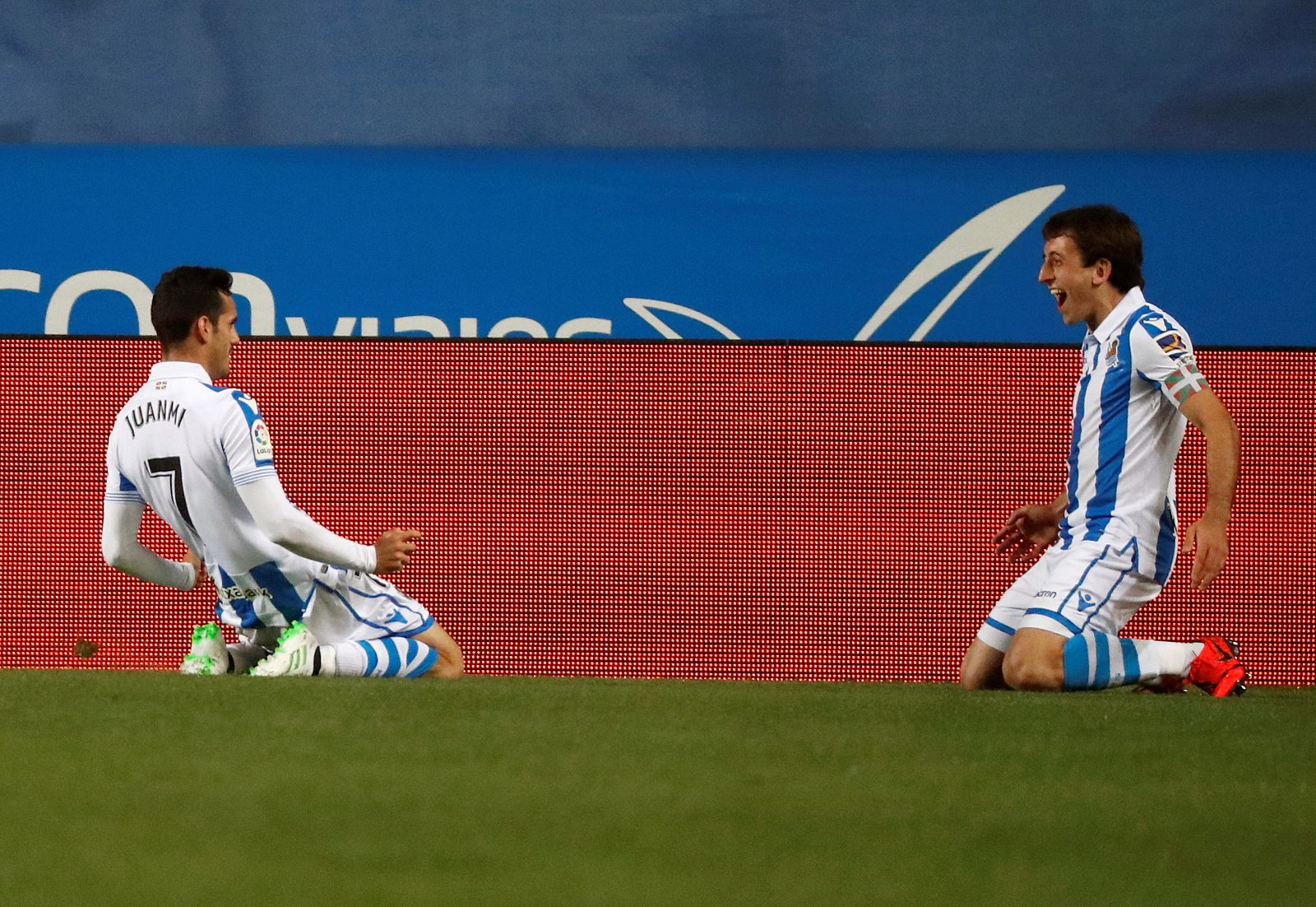 Juanmi Jiménez (i) celebra celebra con Mikel Oyarzabal su gol.