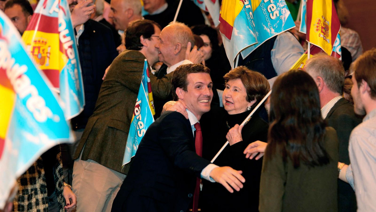 Pablo Casado saluda a los simpatizantes del PP en un mitin en Salamanca