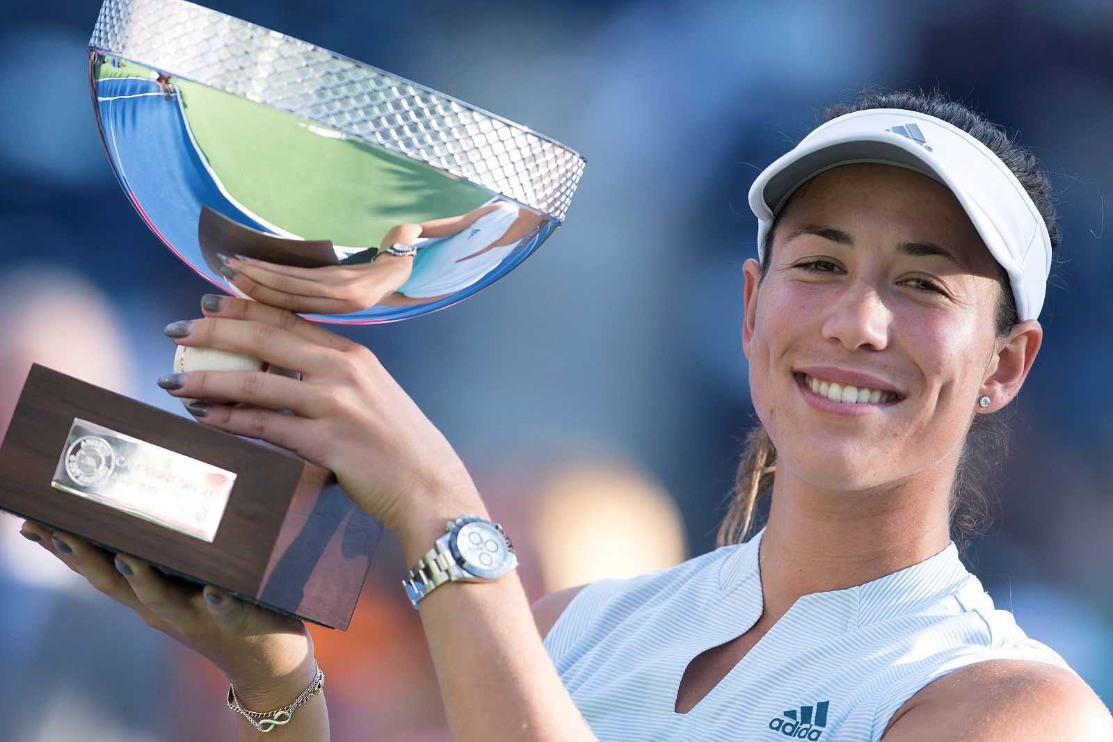 Muguruza posa con el trofeo del Abierto de tenis de Monterrey