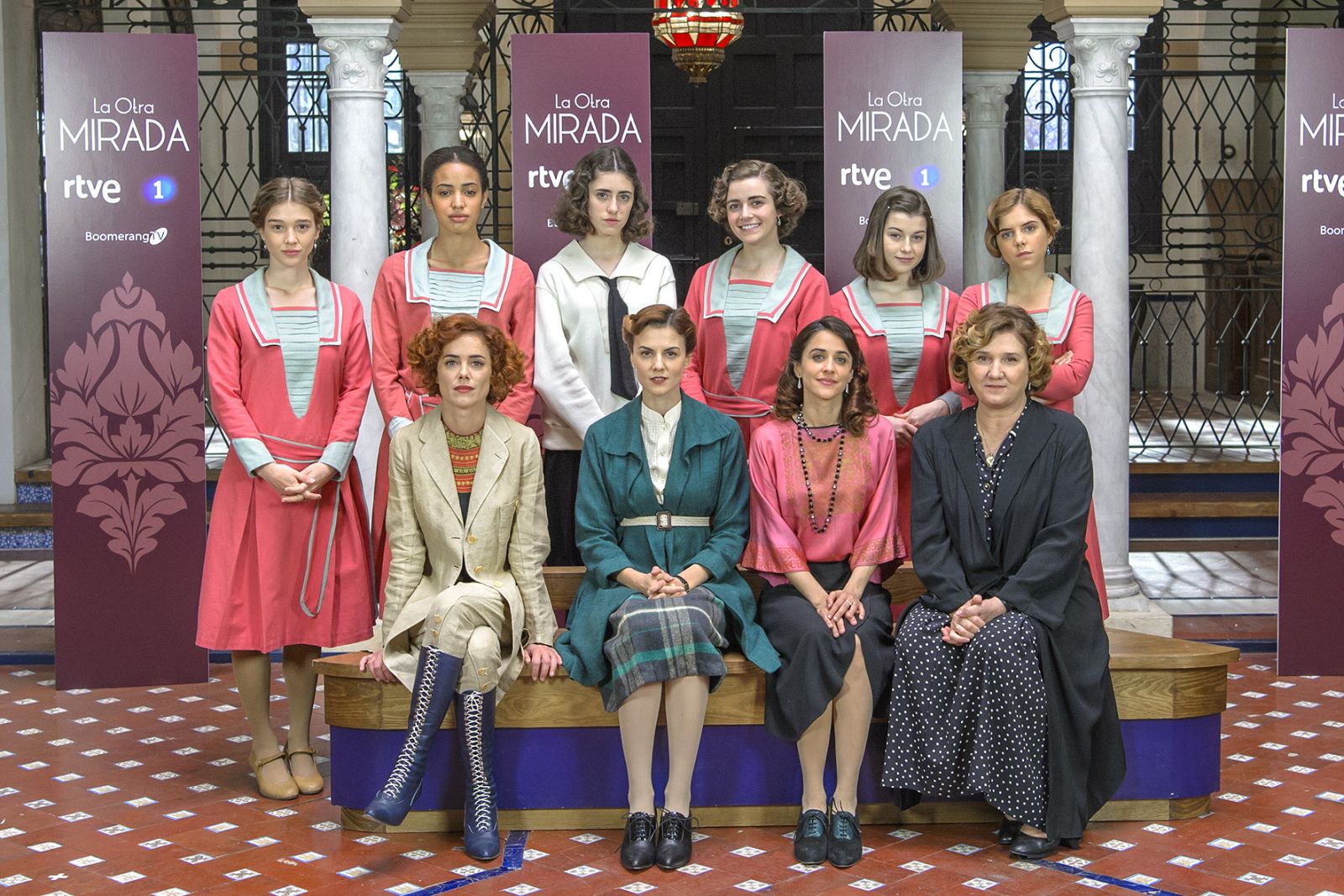 Foto de familia de alumnas y profesoras