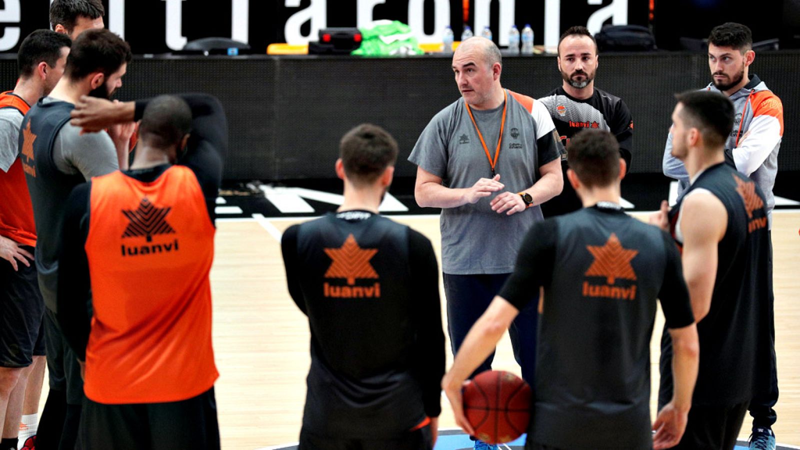 El Valencia busca en la fortaleza de la Fonteta golpear primero en la final