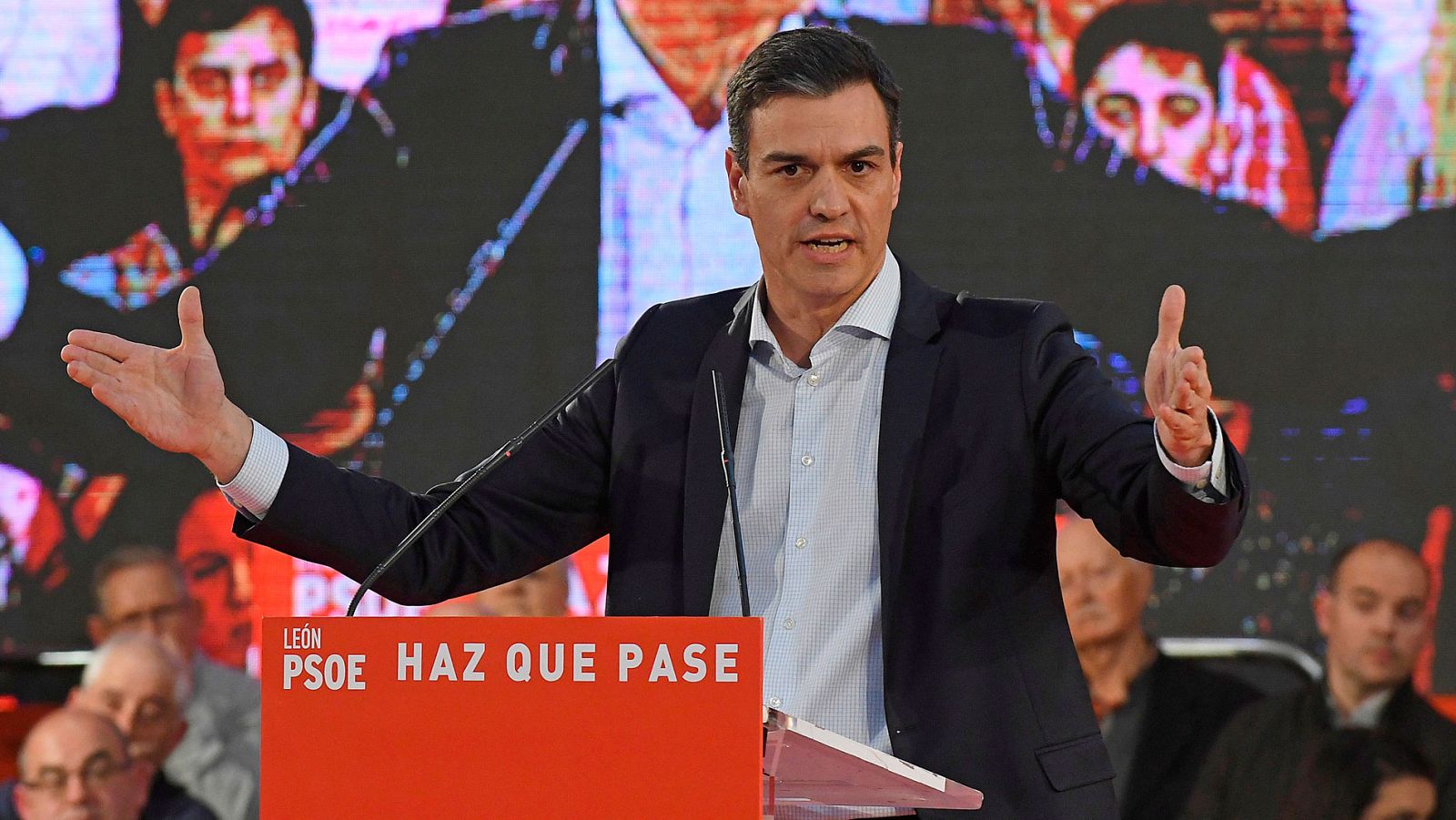 Pedro Sánchez en un acto de precampaña en León