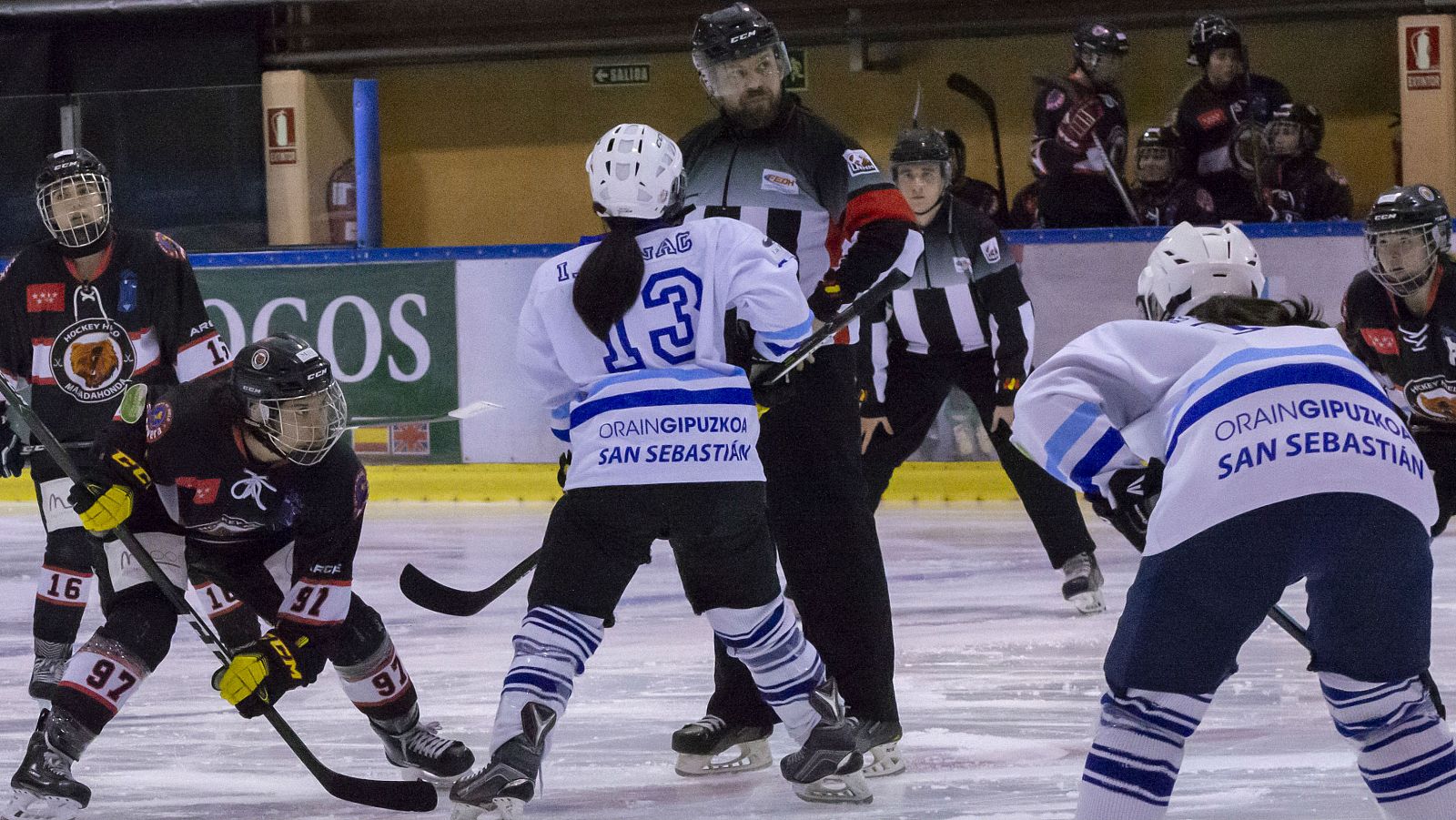 Momento de un encuentro de hockey sobre hielo femenino.