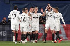 El Valencia castiga a domicilio al Villarreal y pone de cara la eliminatoria europea