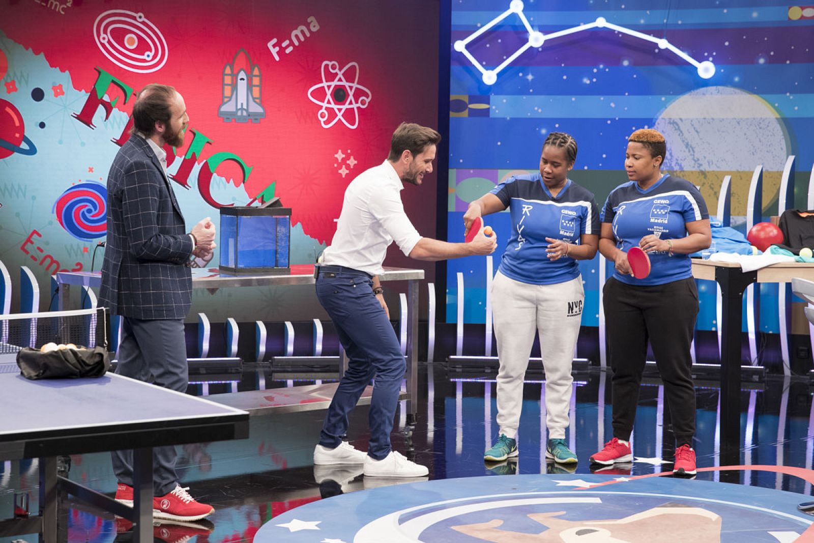 Edu y Javier Santaolalla hablan con las campeonas olímpicas del club de tenis de mesa de Rivas en Órbita Laika deporte