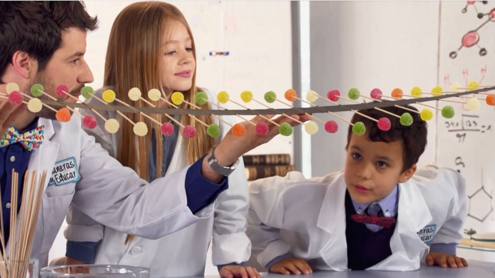 James Van der Lust recorrerá colegios de todo el país para conocer los proyectos más originales