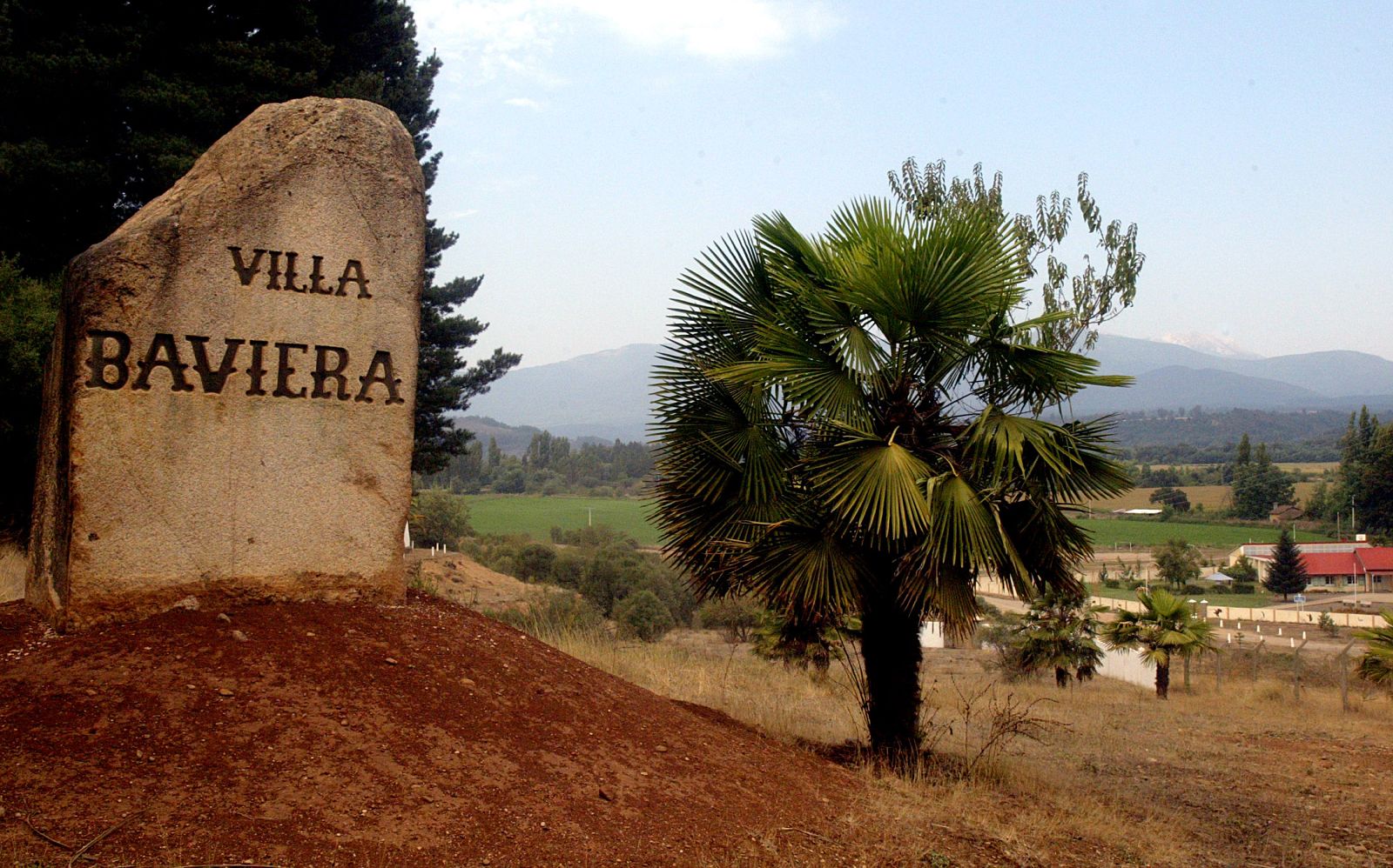 Vista de la entrada de Colonia Dignidad (Villa Baviera) en una imagen de 2005