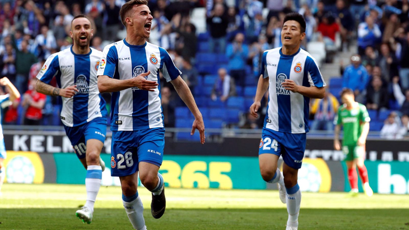 Jugadores del RCD Espanyol, Wu Lei (d) y Sergi Darder (i), celebran el gol marcado por Adrià Pedrosa (c)