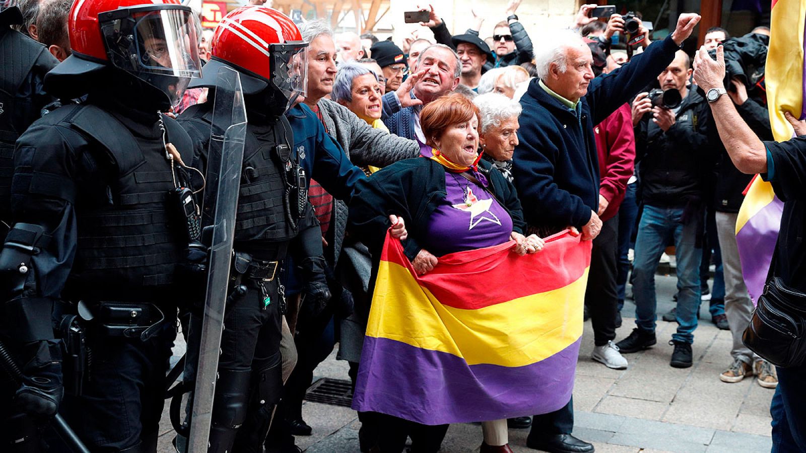 La Ertzaintza ha tenido que cargar contra algunos de los manifestantes contra Ciudadanos