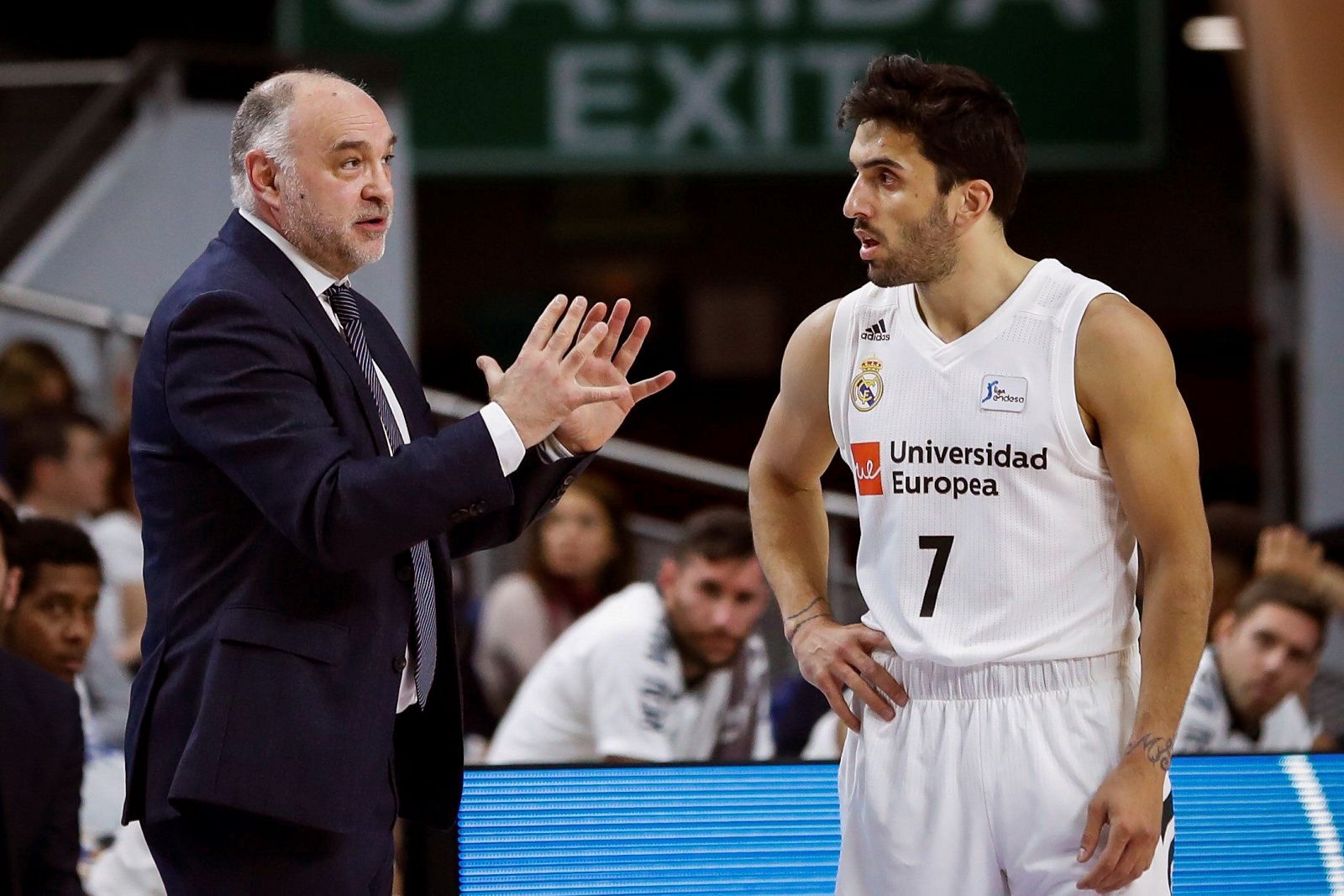 Laso da instrucciones al 'Facu'