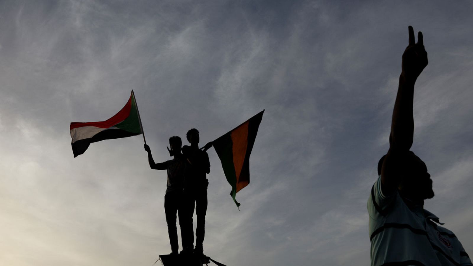 Tres manifestantes frente al ministerio de Defensa en Jartum