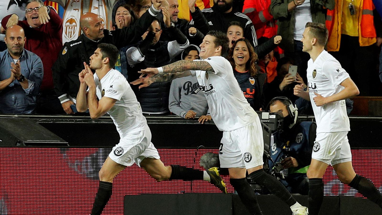El Valencia gana el derbi y se acerca a la Champions