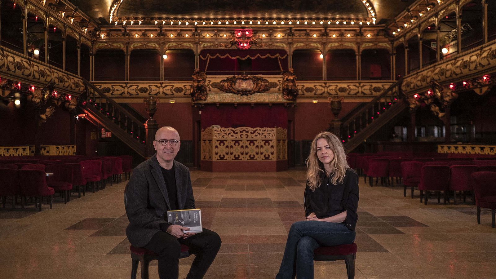 Óscar López con Christina Rosenvinge durante la entrevista