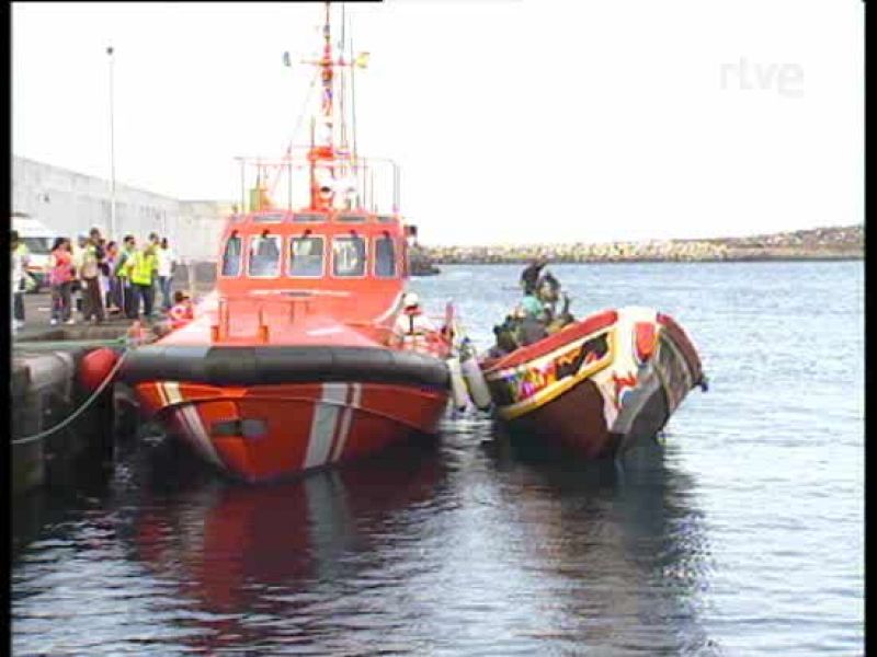 Dos inmigrantes mueren en el cayuco que ha llegado a El Hierro con 123 ocupantes