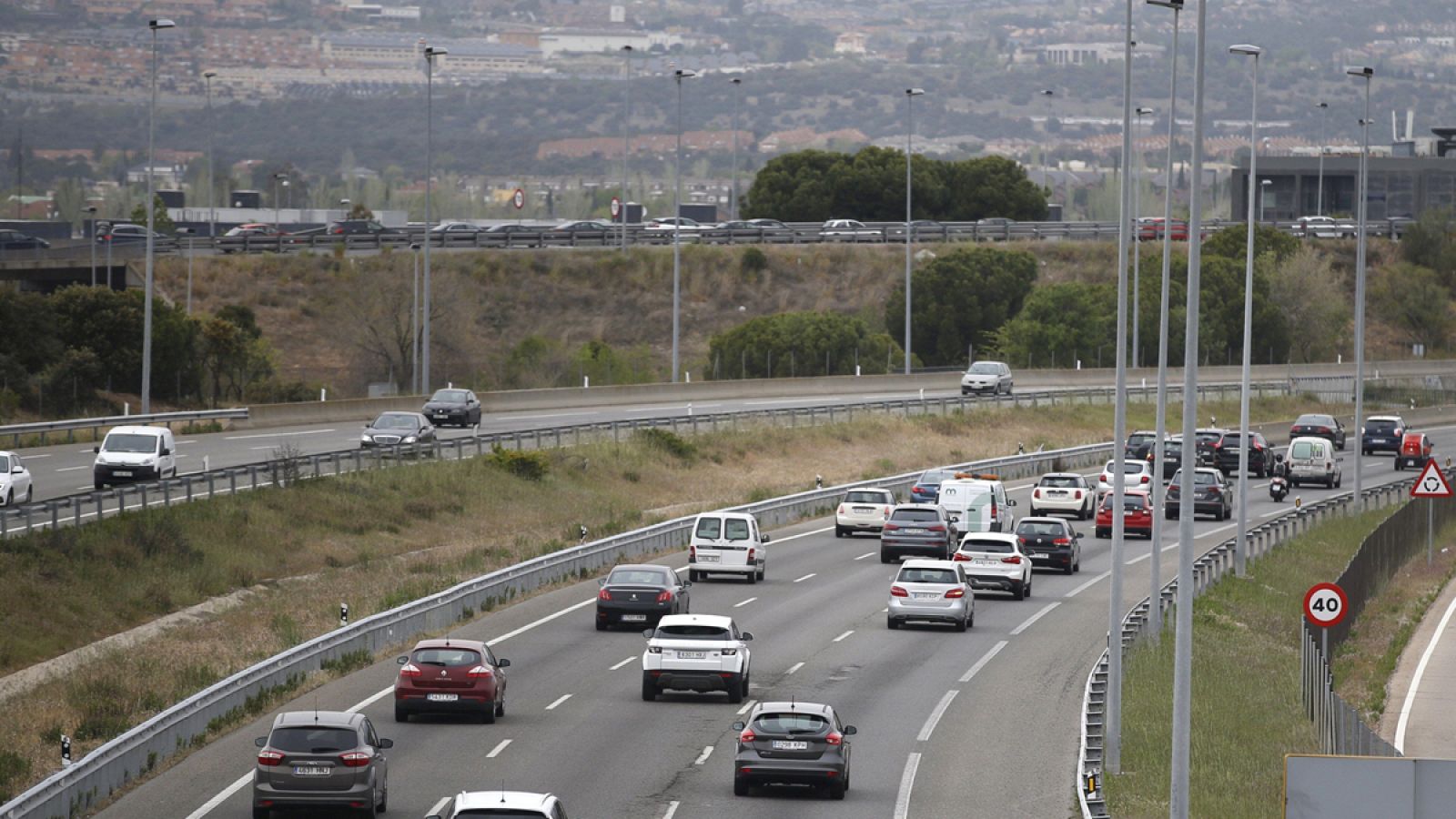 Las lluvias y varios accidentes complican la circulación este Jueves Santo