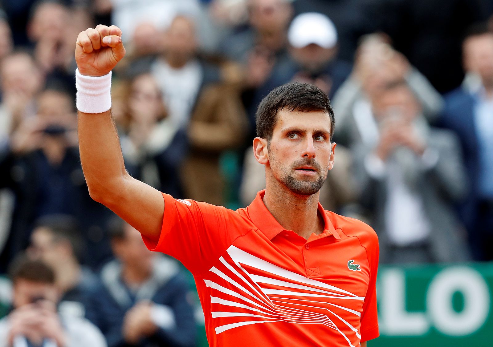 Novak Djokovic celebra su victoria sobre Fritz.