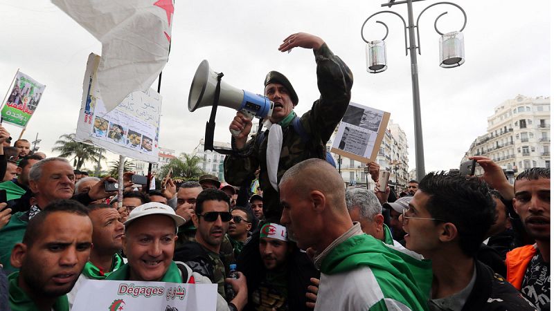 Miles de personas se manifiestan en Argel por noveno viernes consecutivo