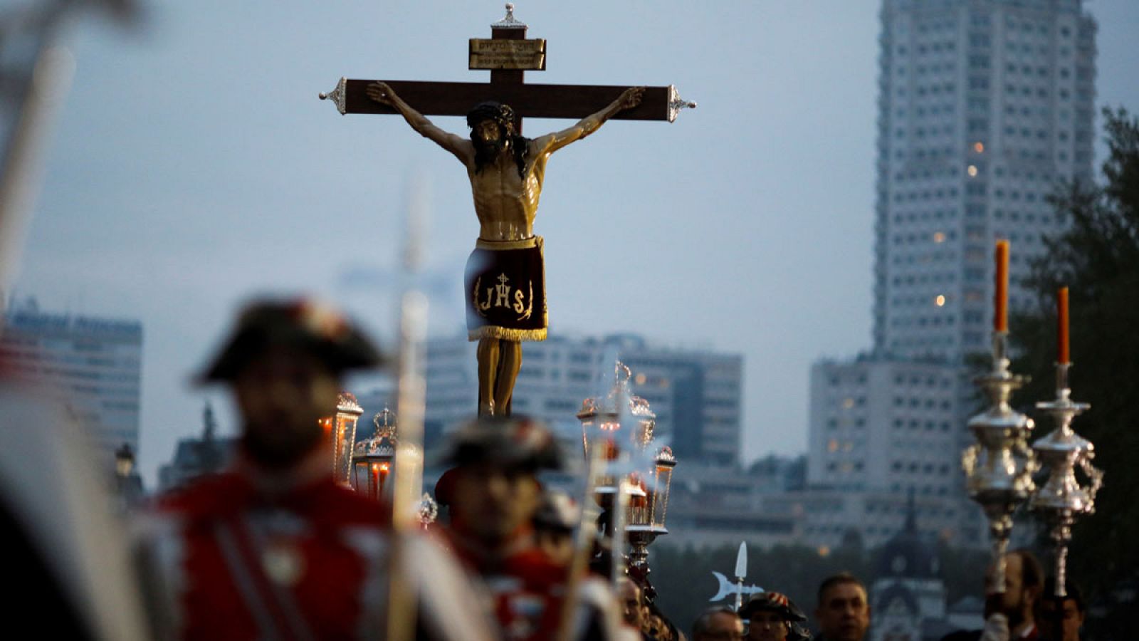 La lluvia da una tregua en Madrid pero impide la salida de las 7 hermandades del Viernes Santo en Sevilla