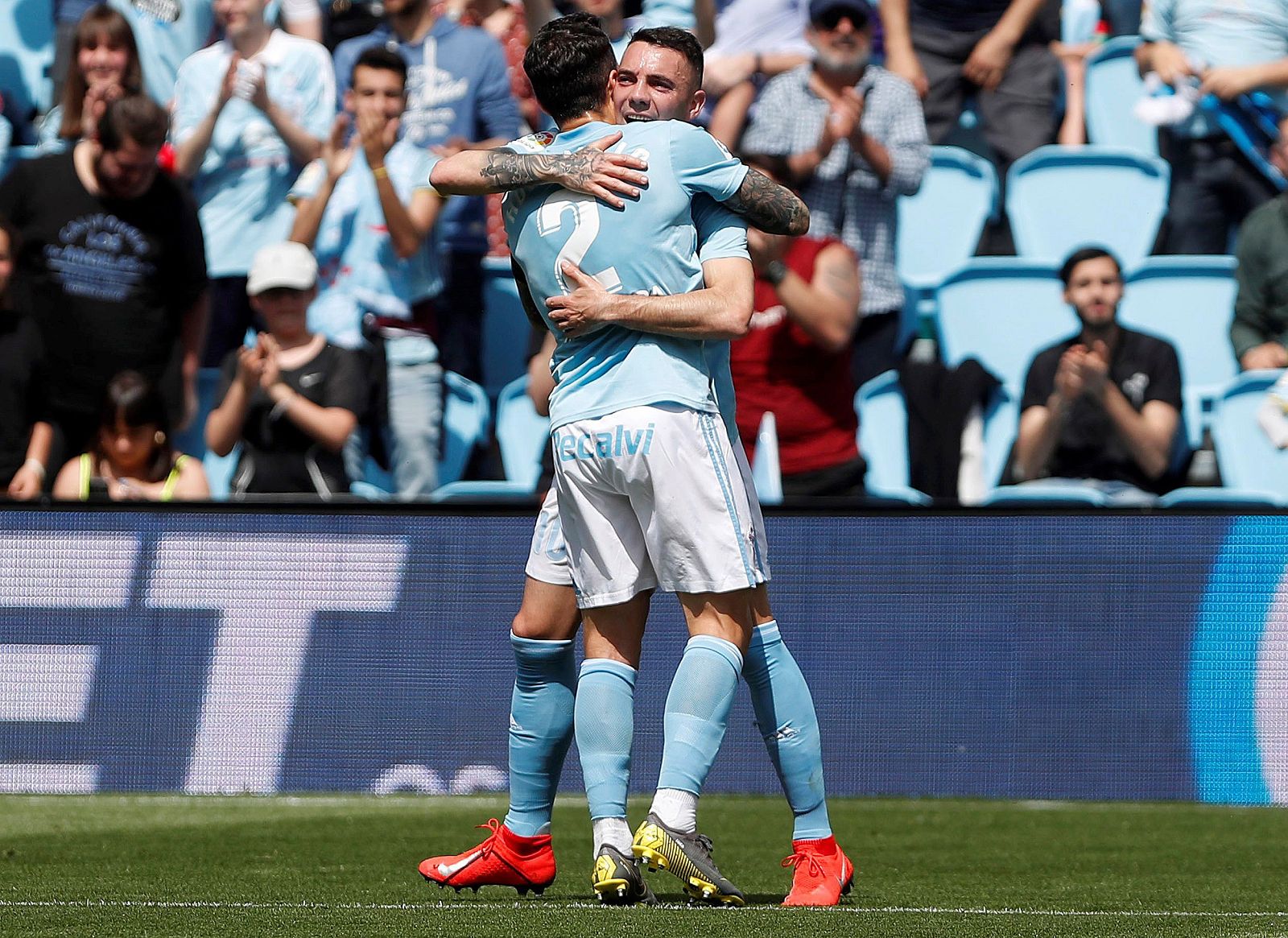 Iago Aspas celebra con su compañero Hugo Mayo el primer gol ante el Girona.