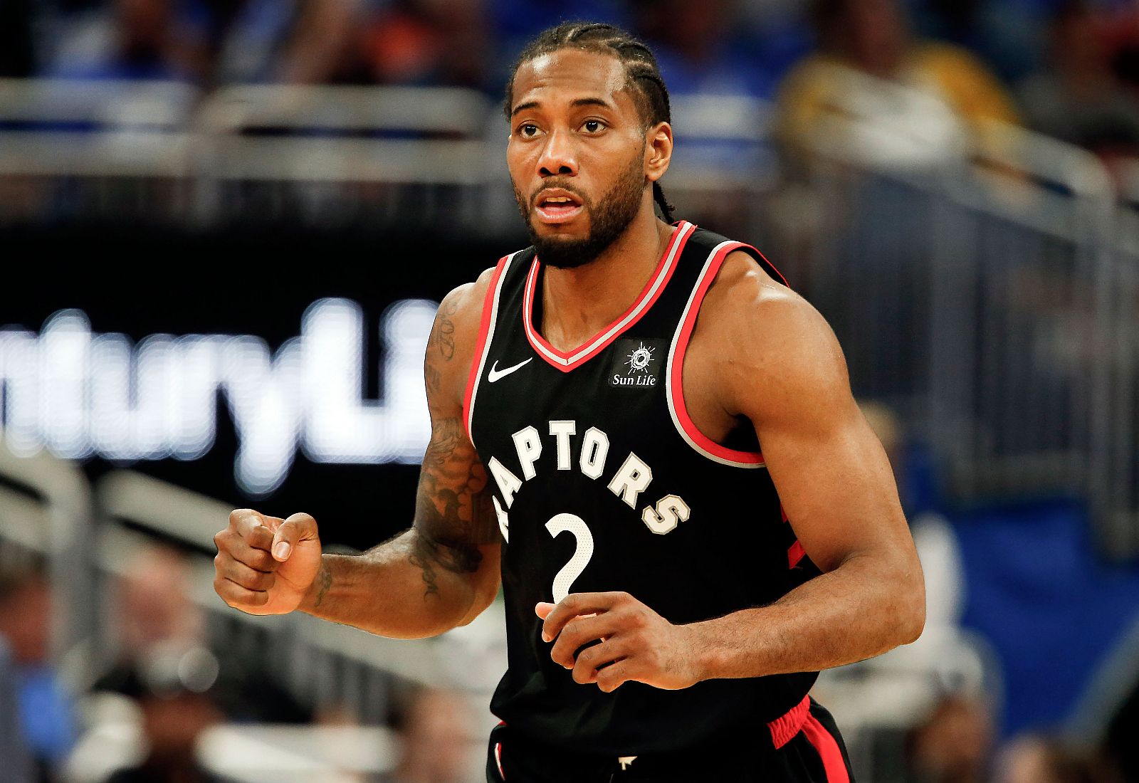 Kawhi Leonard aprieta el puño en la cancha de los Orlando Magic