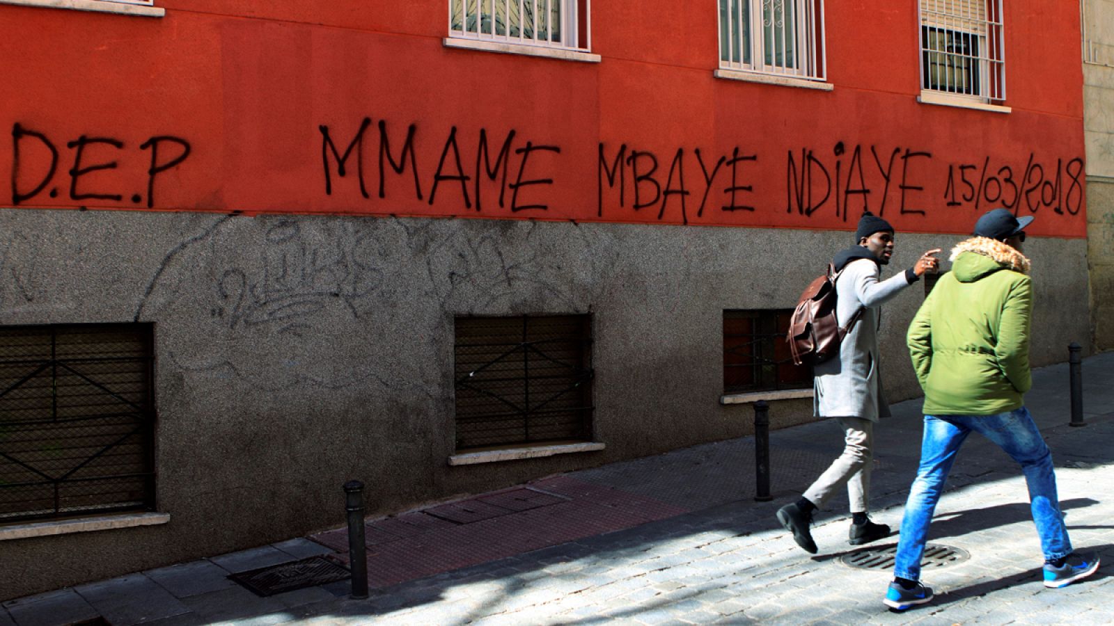 Imagen de archivo de Lavapiés donde se lee una pintada en memoria del mantero fallecido