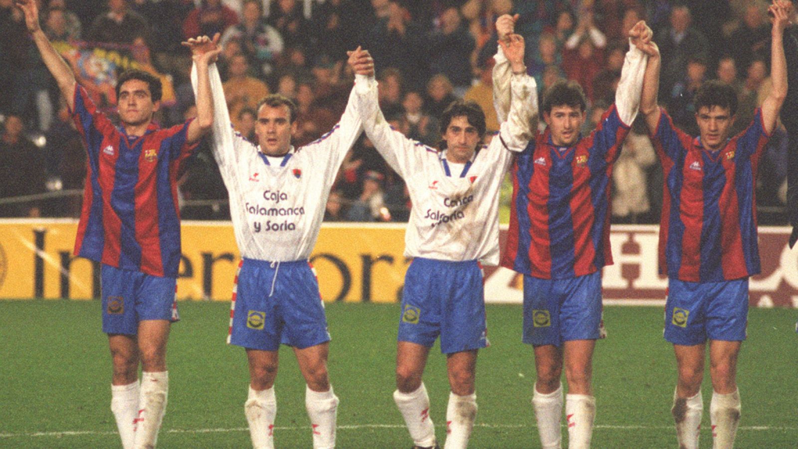 Jugadores del C.D. Numancia saludan al público del Camp Nou (1996)