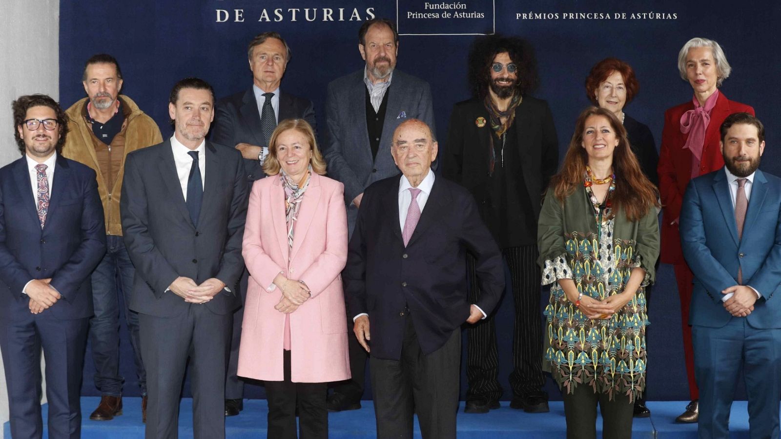 Los doce miembros del jurado del Premio Princesa de Asturias de las Artes, presidido por el director del museo de Bellas Artes de Bilbao, Miguel Zugaza (segundo por la izquierda)
