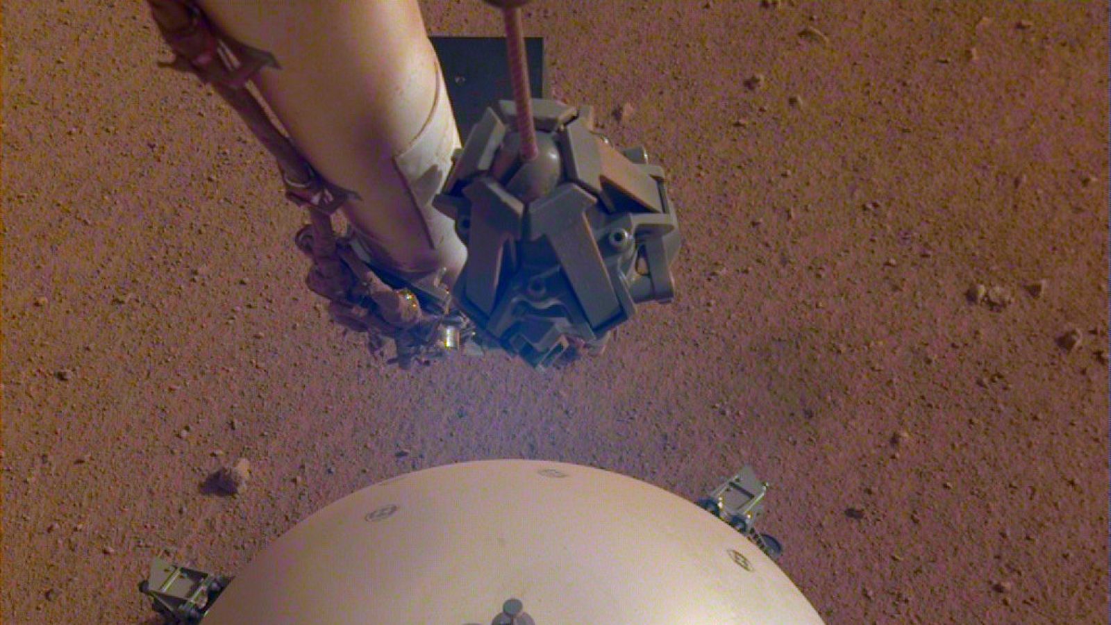 El temblor ha sido detectado por el sismómetro instalado en el suelo del planeta por el vehículo de aterrizaje InSight.