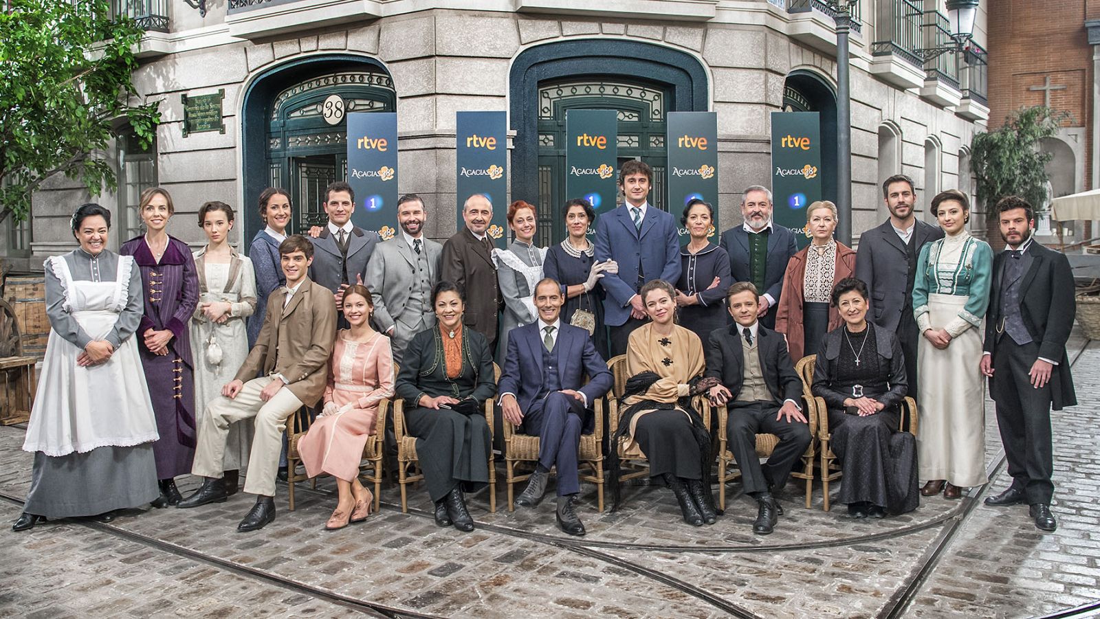 Los protagonistas de Acacias posan en el plató de la serie