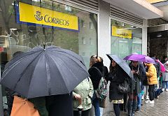 Hasta cinco horas de cola para entregar el voto por correo: "No nos lo ponen fácil, pero hay que votar"