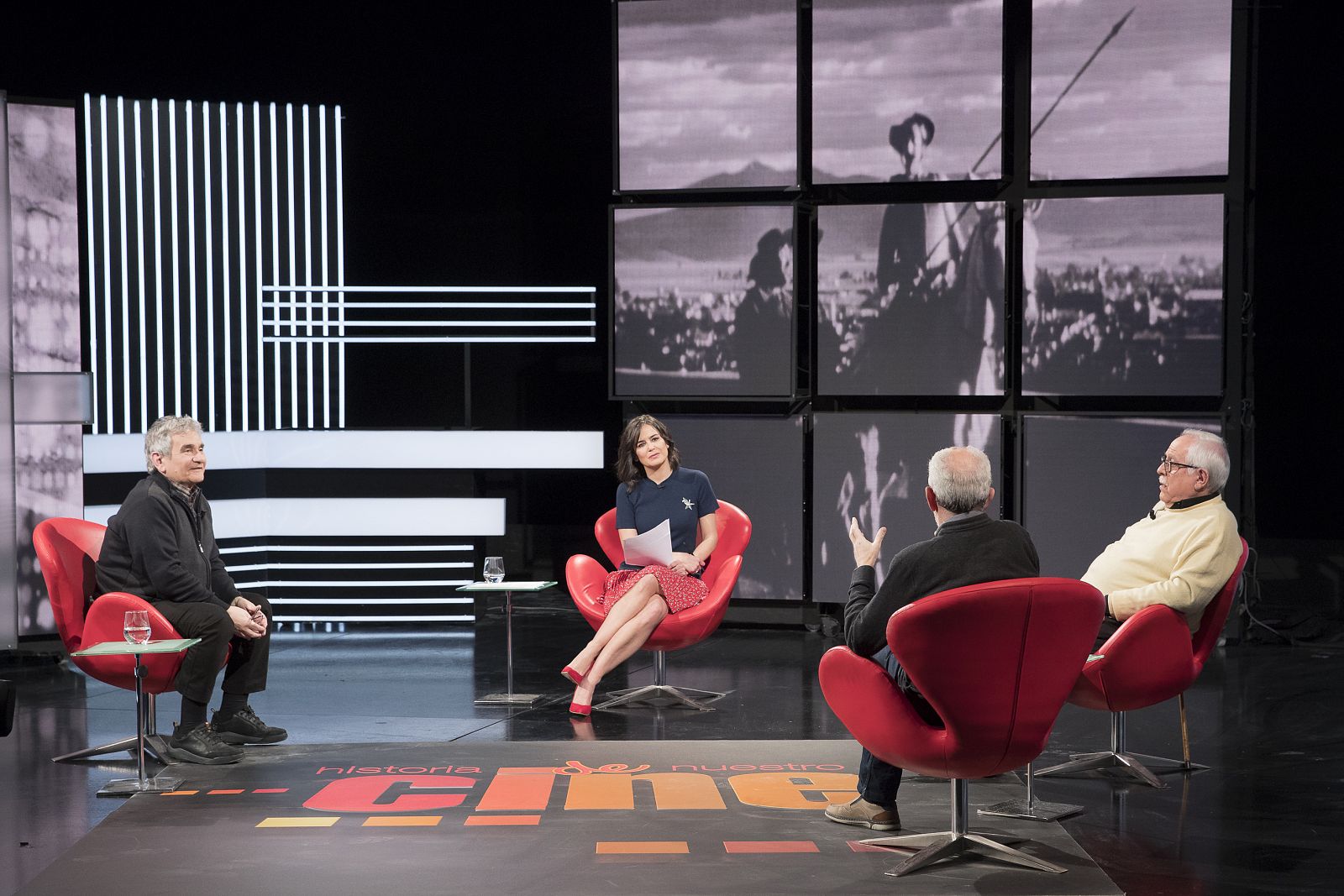 Elena S.Sánchez con los invitados durante el coloquio del programa