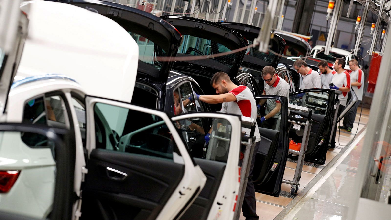Imagen de archivo de una cadena de montaje de coches