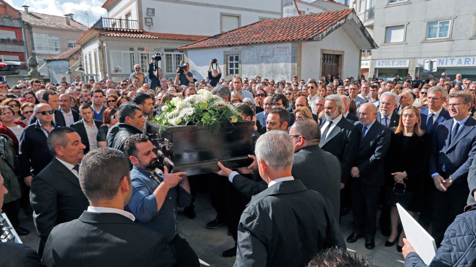 Los vecinos de Pontecesures a la llegada de los féretros con los restos mortales de los dos jóvenes gallegos asesinados en la cadena de atentados en Sri Lanka