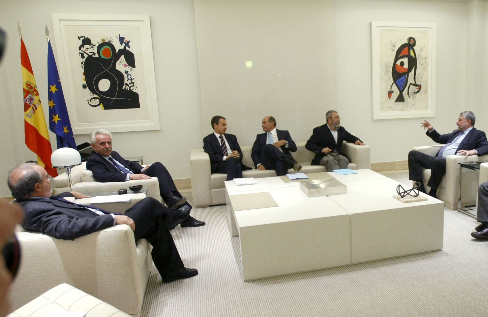 Zapatero se reúne con patronal y sindicatos para preparar la Cumbre anticrisis