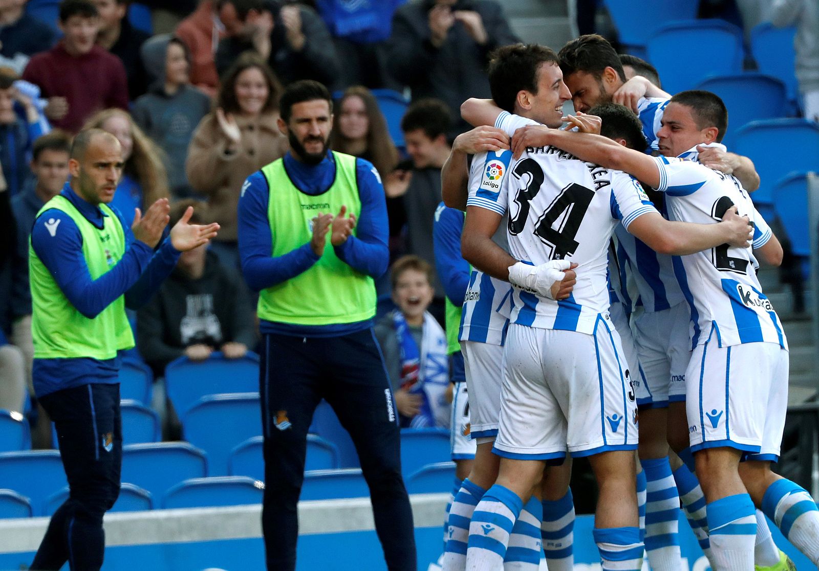 Los jugadores de la Real Sociedad celebran el gol marcado por Mikel Oyarzabal durante el partido contra el Getafe.
